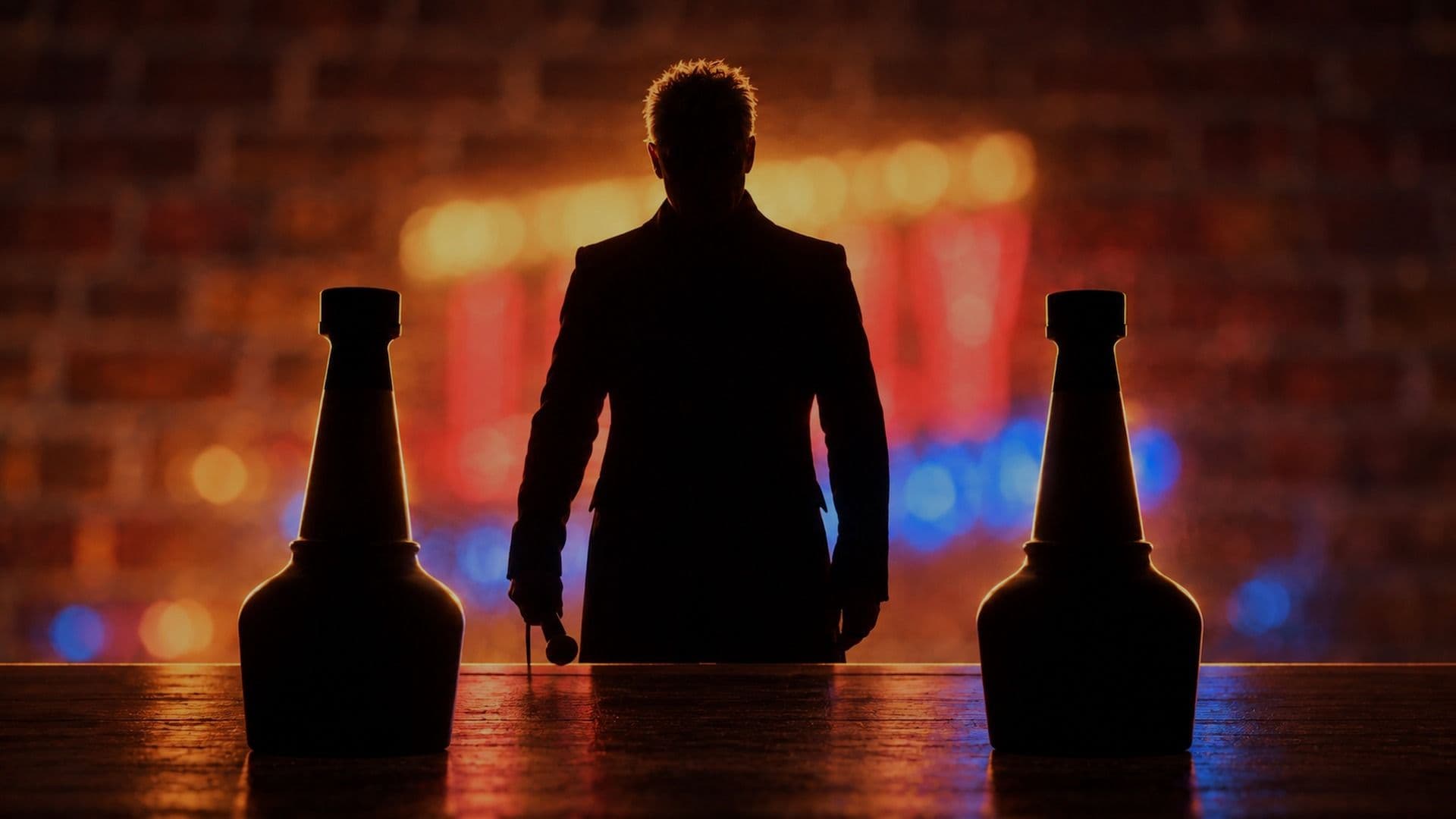 Un cómico en silueta sobre un escenario entre dos botellas de whisky, con cálidas luces de neón en un bar oscuro