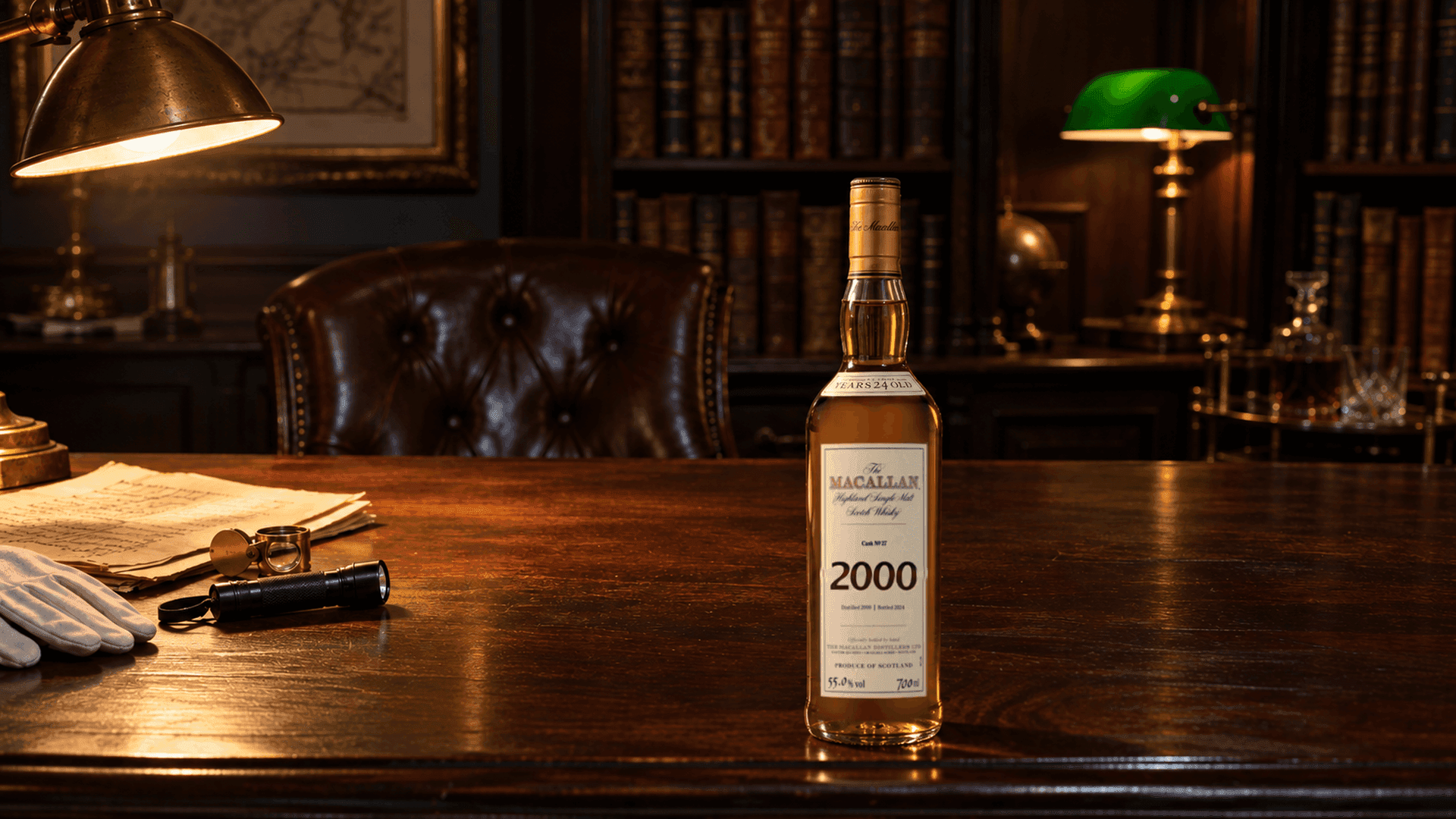 Eine Flasche The Macallan Fine and Rare 2000 auf einem Mahagonischreibtisch in einem gedämpft beleuchteten Arbeitszimmer, neben einer Messinglupe, einer UV Taschenlampe, weißen Baumwollhandschuhen und alten Herkunftsdokumenten