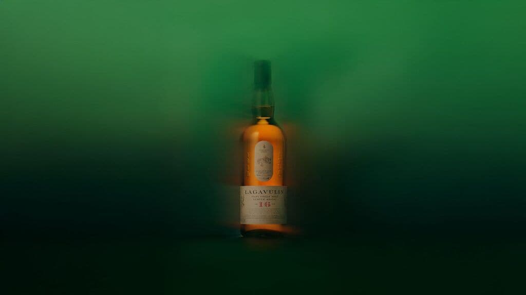 Lagavulin lancia la campagna “Beyond the Smoke” per celebrare la sua complessità