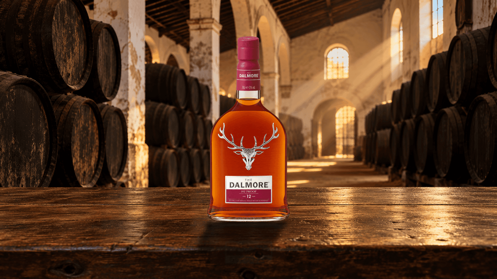 Dalmore 12 Years Old 102 Proof auf einem alten Eichentisch in einer Sherry Bodega mit gestapelten Sherryfässern und weiß gekalkten Bögen