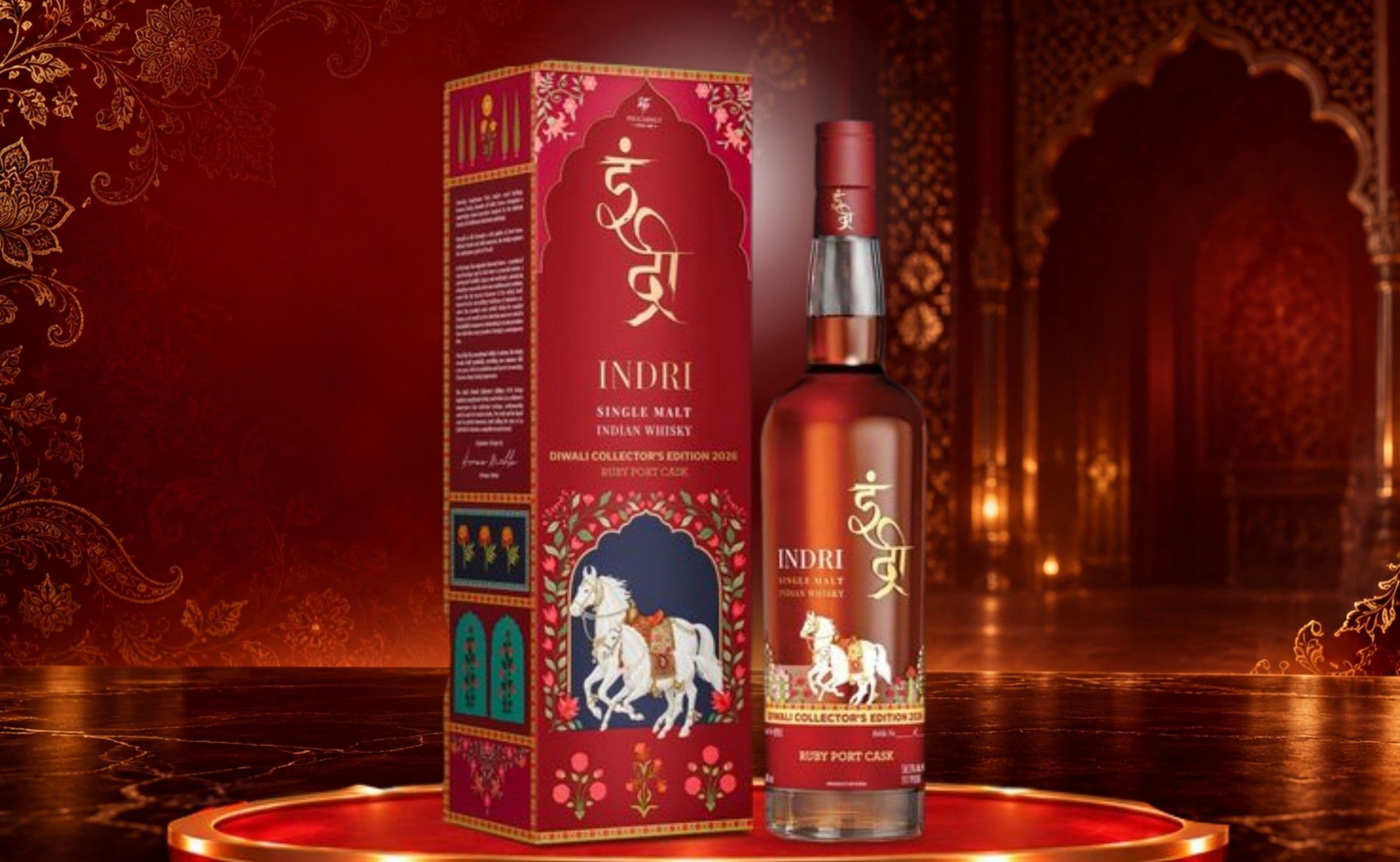 Box und Flasche der Indri Diwali Collector's Edition 2026 Ruby Port Cask vor rotem Festhintergrund