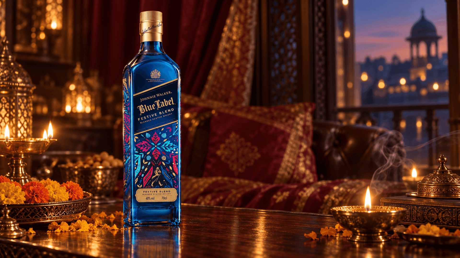 La bottiglia di Johnnie Walker Blue Label Indian Festive Blend nel suo colorato design festivo di Rahul Mishra