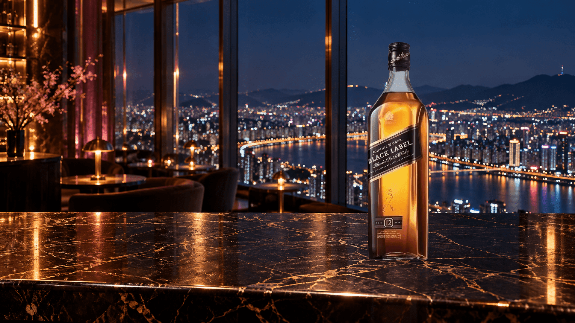 Johnnie Walker Black Label su un bancone in marmo nero in uno sky bar sopra lo skyline notturno di Seul
