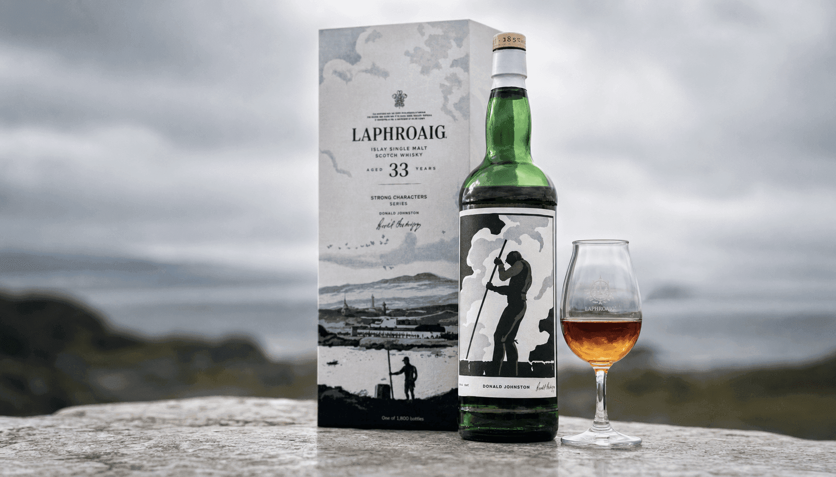Laphroaig 33 Years Old 'Strong Characters - Donald Johnston' - Un Tributo all'Uomo che Ha Iniziato Tutto