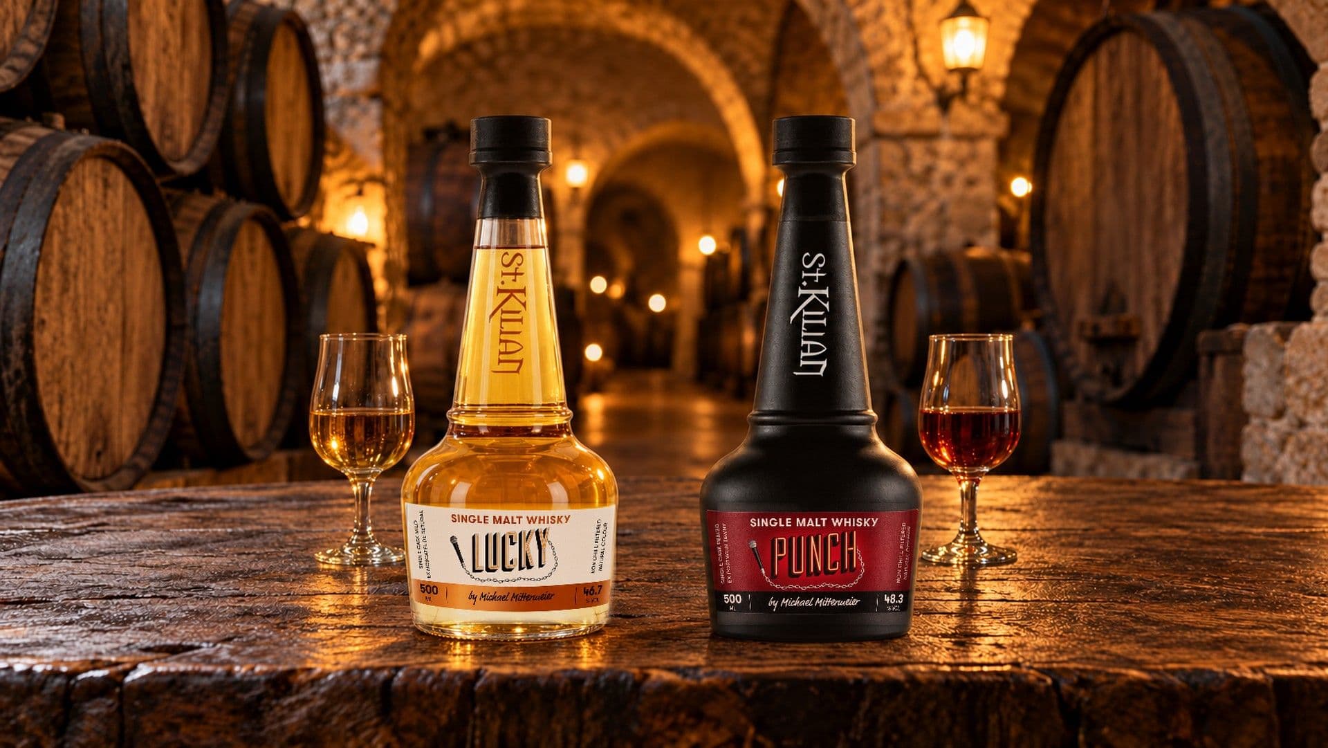 Lucky et Punch sur une table de dégustation dans une cave voûtée remplie de fûts, avec un verre de Moscatel de Setúbal doré à côté de Lucky et un verre de porto Tawny à côté de Punch
