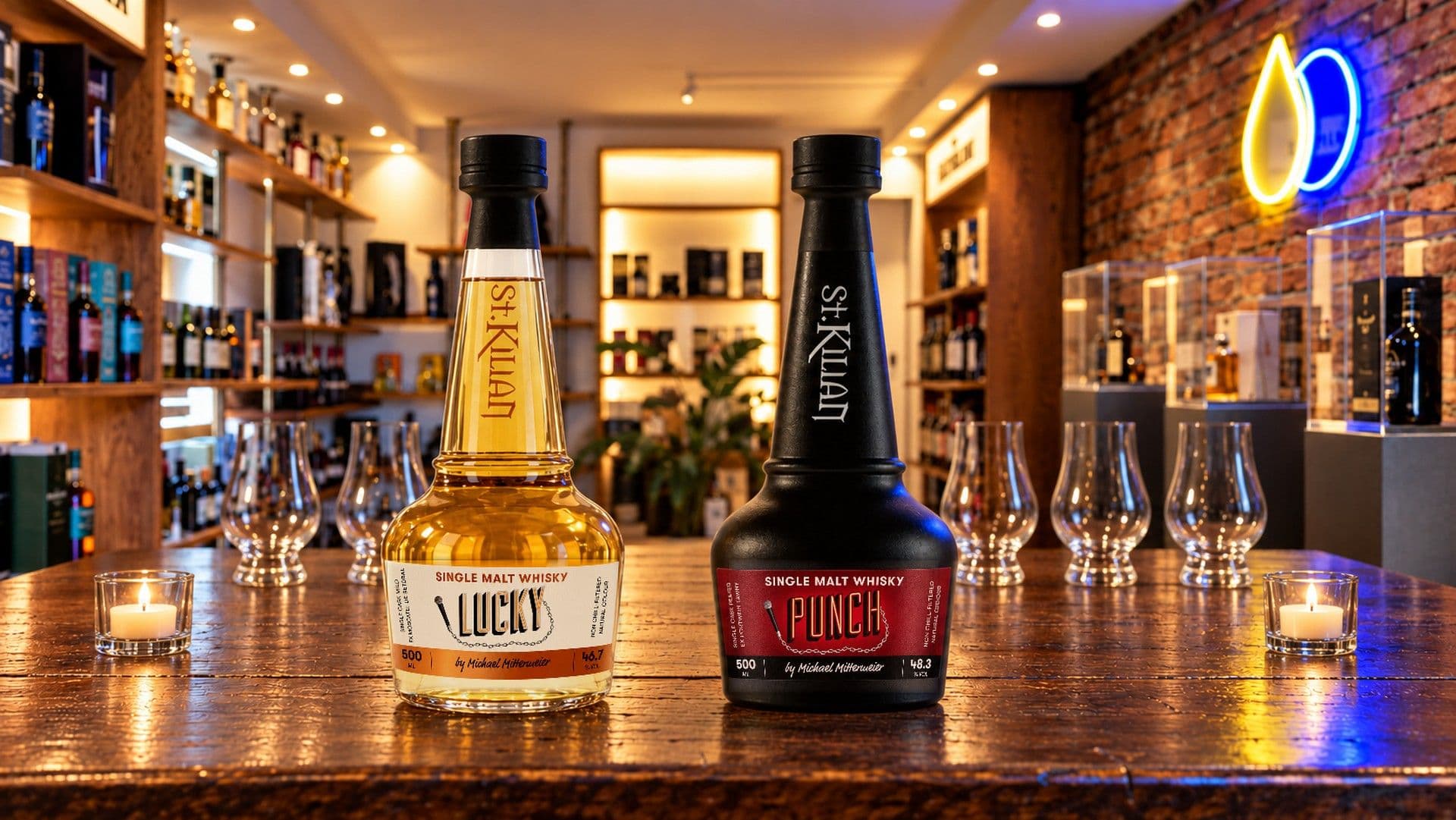 Lucky e Punch la sera sul tavolo di quercia dello Spiritory Shop di Monaco di Baviera, con una fila di bicchieri da degustazione e candele pronti per gli ospiti