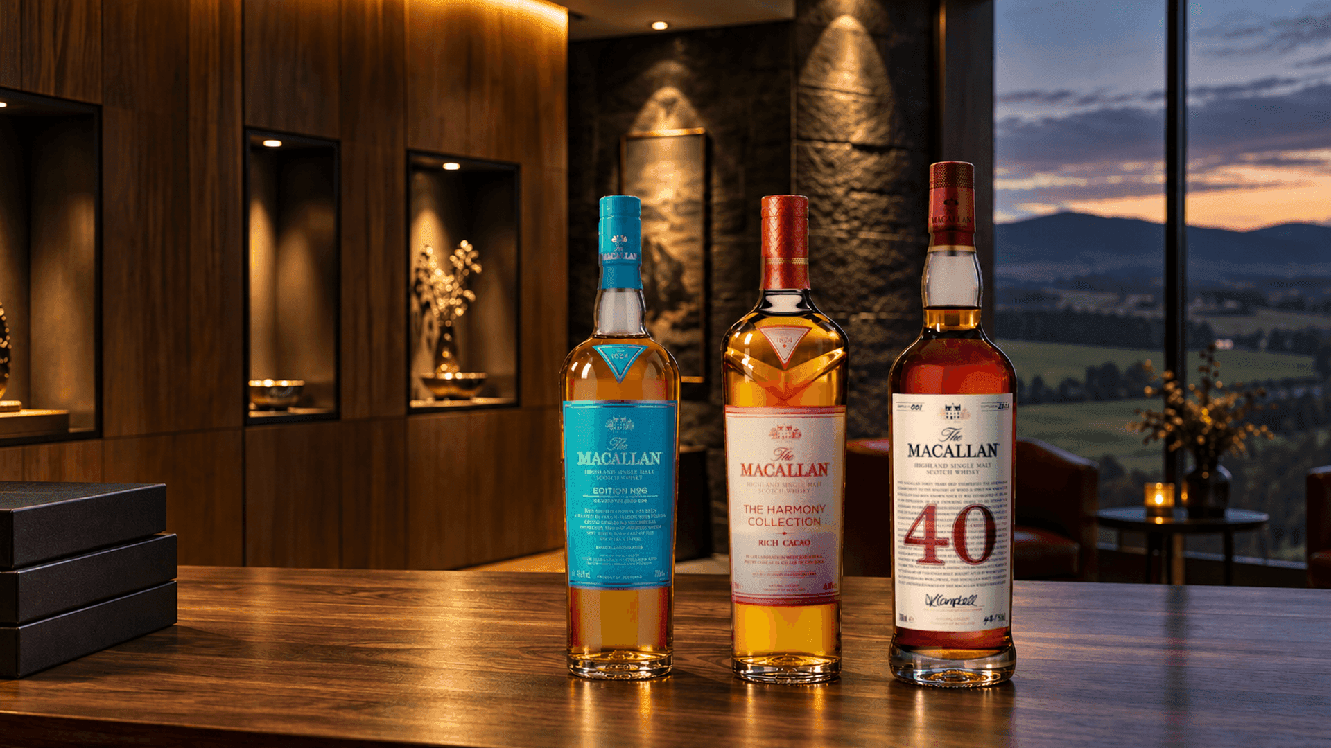 The Macallan Edition No.6, The Macallan Rich Cacao della Harmony Collection e The Macallan 40 anni della Red Collection su un tavolo in noce in una galleria di degustazione nello Speyside