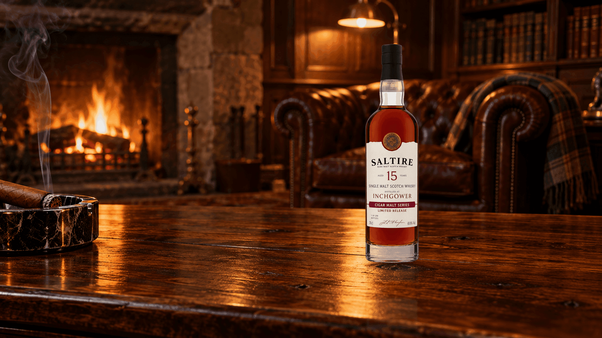 Saltire Rare Malt Inchgower 15 Years Old Cigar Malt Edition 2 auf einem Walnuss Beistelltisch in einer Lounge mit Kaminfeuer, Ledersessel und abgelegter Zigarre