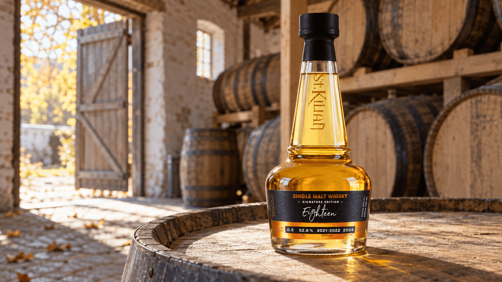 St. Kilian Signature Edition Eighteen Flasche auf einem Eichenfass in einem hellen Fasslager mit offenem Tor, Fassregalen und Herbstlaub im Tageslicht