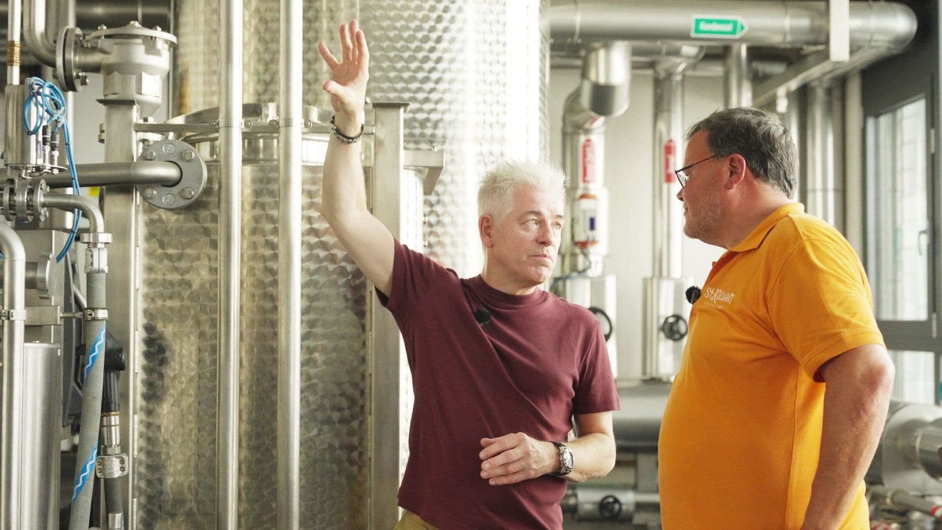 Michael Mittermeier à l'intérieur de la distillerie St. Kilian à Rüdenau, près des installations de production en inox